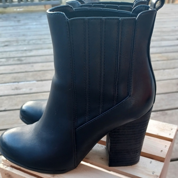 Black booties size 9 EUC - Picture 3 of 4